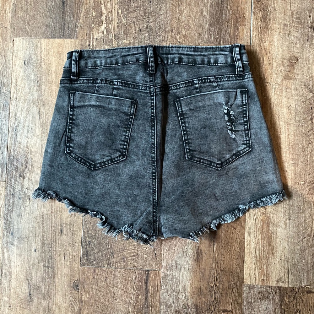 High Waisted Heart Black Denim Shorts🖤🤍 - Picture 2 of 4